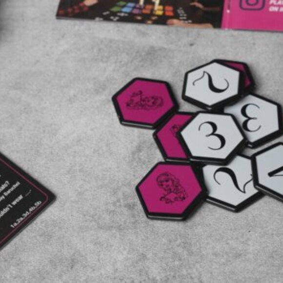 GOSSIP GIRL | Stand-alone Trivia Game Going Viral on TikTok - Picture 3 of 3